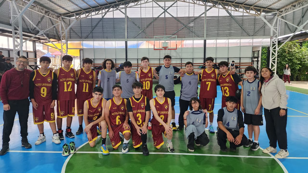 Estudiantes del Colegio Marta Brunet en un encuentro de básquetbol