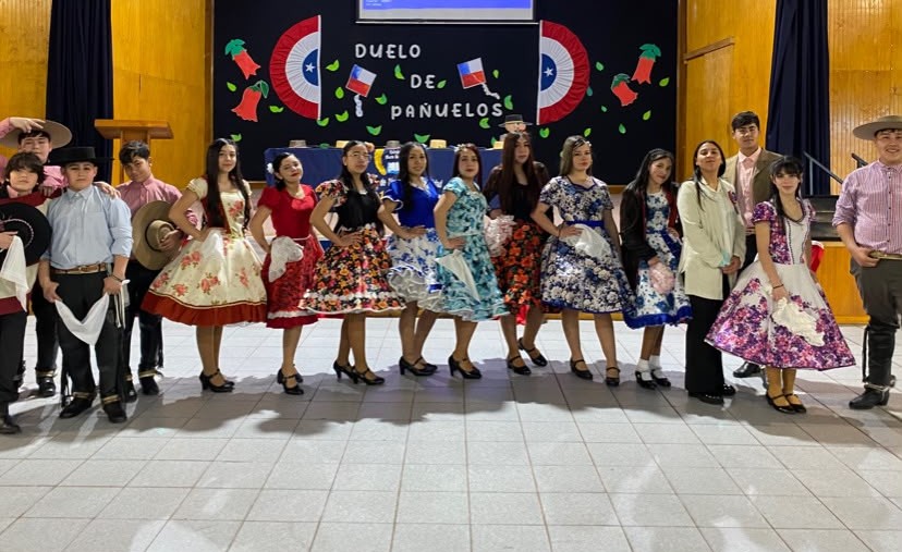 Estudiantes participando en una actividad de folclore